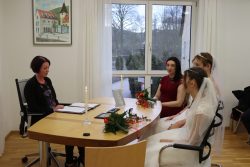 Die Standesbeamtin liest Ihren liebevoll vorbereiteten Text vor (Es gibt auch ein Video dazu, entweder ihr schaut auf unsere Webseite oder fragt uns danach) Die Standesbeamtin liest Ihren liebevoll vorbereiteten Text vor