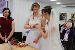 Sara steckt Jennifer den Ehering an... Sara steckt Jennifer den Ehering an...