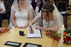 Ehevertrag unterschrieben, damit alles offiziell ist 💛 Ehevertrag unterschrieben, damit alles offiziell ist 💛