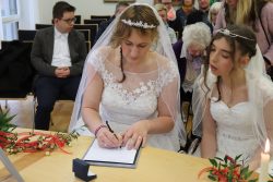 Sara passt genau auf, das Jennifer auch mit den richtigen Namen unterschreibt (Jennifer hieß vorher ja nicht Graßl) Sara passt genau auf, das Jennifer auch mit den richtigen Namen unterschreibt (Jennifer hieß vorher ja nicht Graßl)