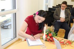 Unsere Trauzeugin bestätigt auch das sie als Trauzeugin mit dabei war Unsere Trauzeugin bestätigt auch das sie als Trauzeugin mit dabei war