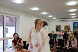 Erst mal ein Küsschen, das erste Küssen als Ehepaar Erst mal ein Küsschen, das erste Küssen als Ehepaar