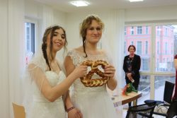 Und hier kommt die von Monika Graßl besorgte Hochzeits-Breze, wer hatte wohl das größere Stück? Das bleibt unser Geheimnis 😘 Und hier kommt die von Monika Graßl besorgte Hochzeits-Breze, wer hatte wohl das größere Stück? Das bleibt unser Geheimnis 😘