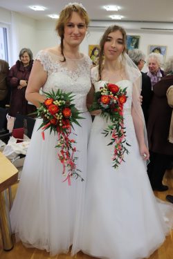 Nun kann jeder noch ein Foto machen von den neuen Ehepaar Nun kann jeder noch ein Foto machen von den neuen Ehepaar