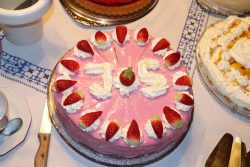 Die Torte sieht einfach nur genial aus, eine tolle Farbe vor allen 💗 Die Torte sieht einfach nur genial aus, eine tolle Farbe vor allen 💗