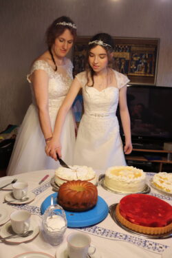 Kuchen anschneiden. Sara's Hand ist oben. Kuchen anschneiden. Sara's Hand ist oben.