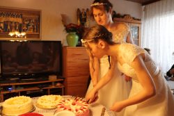 Noch mehr Kuchen anschneiden (Sara's Hand ist immer noch oben, bei allen Kuchen, das ist sehr wichtig) 🕊️ Noch mehr Kuchen anschneiden (Sara's Hand ist immer noch oben, bei allen Kuchen, das ist sehr wichtig) 🕊️