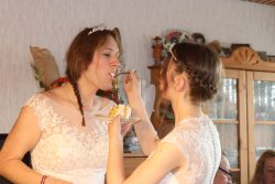 Bei den ersten Stück füttern wir uns gegenseitig 💜 Bei den ersten Stück füttern wir uns gegenseitig 💜