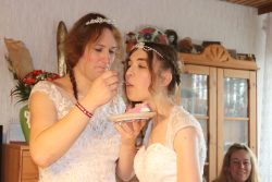 Bei den ersten Stück füttern wir uns gegenseitig 🧡 Bei den ersten Stück füttern wir uns gegenseitig 🧡