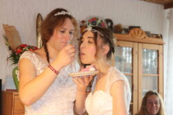 Bei den ersten Stück füttern wir uns gegenseitig 🧡 Bei den ersten Stück füttern wir uns gegenseitig 🧡