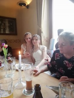 Nach der Trauung ging es ins Gasthaus Pegnitztal nach Nürnberg. Link: http://www.gasthaus-pegnitztal.de
Leider ist dies das einzige Foto das in der Gaststätte entstanden ist, schade, aber es war natürlich wie immer lecker, wir gehen auch so immer wieder gerne hier zum Essen. Nach der Trauung ging es ins Gasthaus Pegnitztal nach Nürnberg